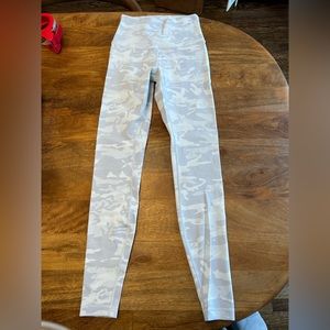 VGUC Lululemon Wunderunder White/Grey Camo Leggings - Size 6 - 28” length